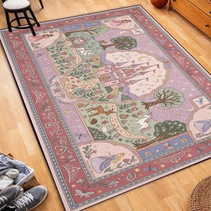 Peut inclure: Un tapis rectangulaire orn&eacute; d'une illustration de conte de f&eacute;es aux tons pastel, repr&eacute;sentant un ch&acirc;teau central, une licorne, un cerf et des motifs floraux. La bordure pr&eacute;sente des couronnes, des &eacute;toiles et des papillons sur fond rose.
