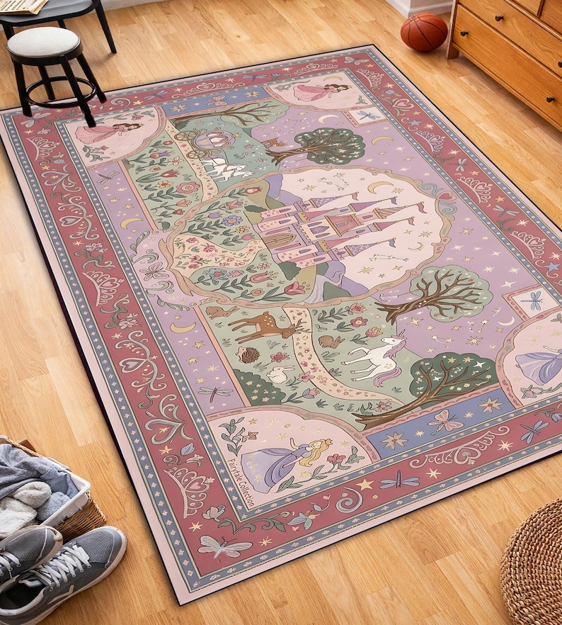 Peut inclure: Un tapis rectangulaire orn&eacute; d'une illustration de conte de f&eacute;es aux tons pastel, repr&eacute;sentant un ch&acirc;teau central, une licorne, un cerf et des motifs floraux. La bordure pr&eacute;sente des couronnes, des &eacute;toiles et des papillons sur fond rose.