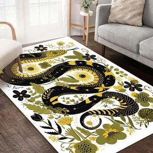 Könnte beinhalten: Ein weißer Teppich mit einem schwarzen und gelben Schlangendesign. Die Schlange ist von gelben und grünen Blumenmustern umgeben.