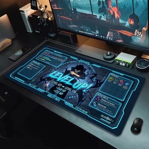 Könnte beinhalten: Eine rechteckige Gaming-Schreibtischunterlage mit einem dunkelblauen und schwarzen Interface-Design, inspiriert von einem Rollenspiel. Die Grafik zeigt eine Figur, den Text LEVEL UP!, Level-Statistiken, Inventarplätze und aktive Fertigkeiten.