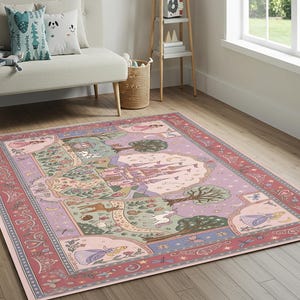 Peut inclure: Un tapis rectangulaire orn&eacute; d'une sc&egrave;ne de conte de f&eacute;es avec un ch&acirc;teau rose central, entour&eacute; d'illustrations de licornes, de cerfs, d'arbres et de personnages en robe. La bordure est rouge fonc&eacute; avec des motifs floraux et de couronnes pastel.