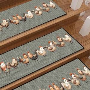 Könnte beinhalten: Graue Treppenläufer mit einem sich wiederholenden Muster von Cartoon-Hühnern. Die Hühner sind in verschiedenen Farben, darunter Braun, Weiß und Rot, und sind in Reihen entlang der Läufer angeordnet.