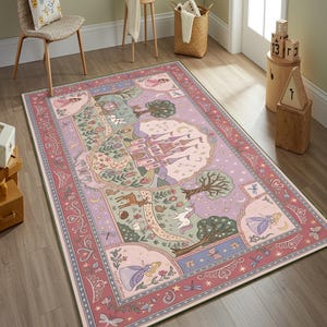 Peut inclure: Un tapis rectangulaire illustrant une sc&egrave;ne de conte de f&eacute;es avec un ch&acirc;teau rose central, une licorne blanche, des cerfs, des lapins et des princesses. Le motif comprend des fleurs, des arbres, des &eacute;toiles et des couronnes dans des tons rose, vert et violet.