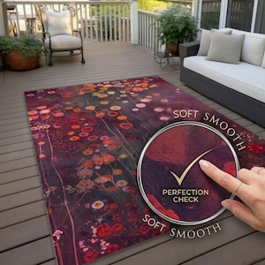 Peut inclure: Un tapis rectangulaire au fond violet fonc&eacute; orn&eacute; d'un motif floral vibrant dans des tons de rouge, orange et jaune. Un encart circulaire montre une texture en gros plan avec le texte PERFECTION CHECK et SOFT SMOOTH.