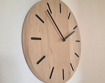 Orologio da parete in rovere massello, design minimalista con meccanismo silenzioso.