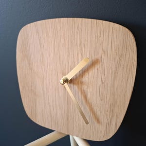 Reloj minimalista de la colección "Retro" en roble con mecanismo silencioso, pequeño reloj de pared moderno en madera clara y latón.
