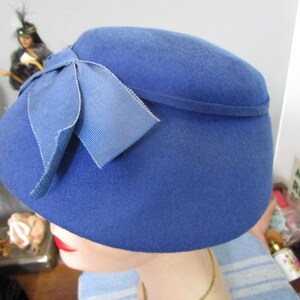 Vintage 1930 Beresford Blue Pillbox Womens Hat 1950s Beresford NWT Deadstock Blue Straw + Silk Ribbon  main image 3