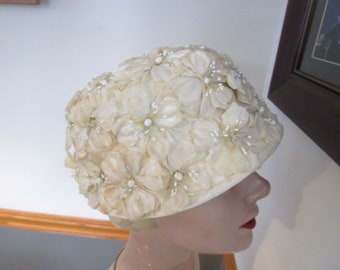 Vintage Bianchi Ivory Fascinator With Roses | Bridal Wedding  display picture 2