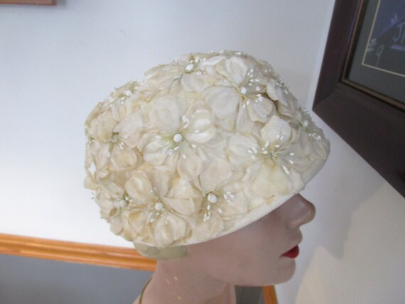 Vintage Floral Crown Headpiece – Ivory Fabric Flowers – Bridal Cocktail Hat Vintage Floral Cloche Hat, Vintage Hat, 1950s-60s Hat, Tea  main image 2