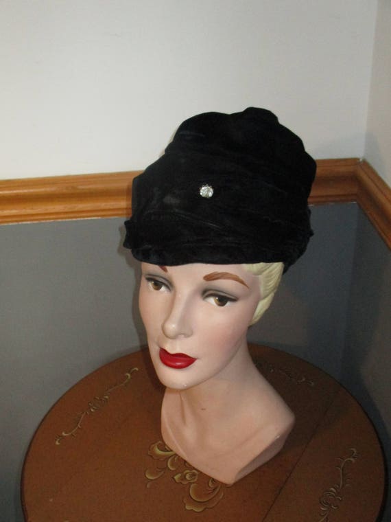 Women's Black Velvet with One Large Rhinestone - C