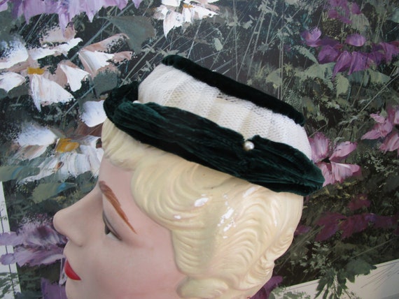 Women's Vintage Open Crown Green Velvet with off … - image 6