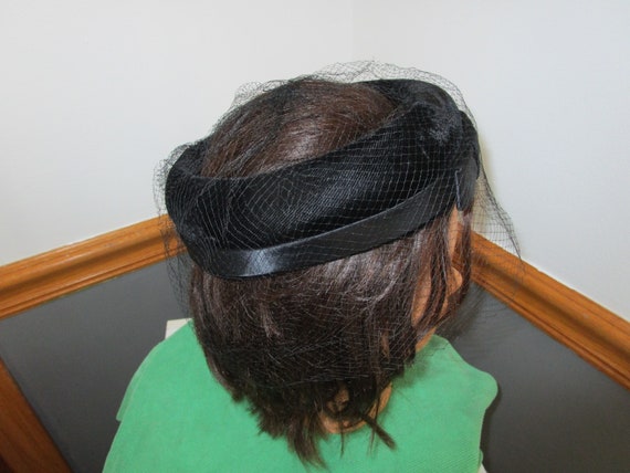 Vintage Jet Black Netted Pillbox Hat with Bow - image 3