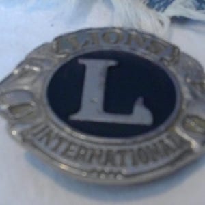 Hebilla de cinturón plateada con el logotipo de la Organización Fraternal Internacional del Club de Leones vintage imagen 11