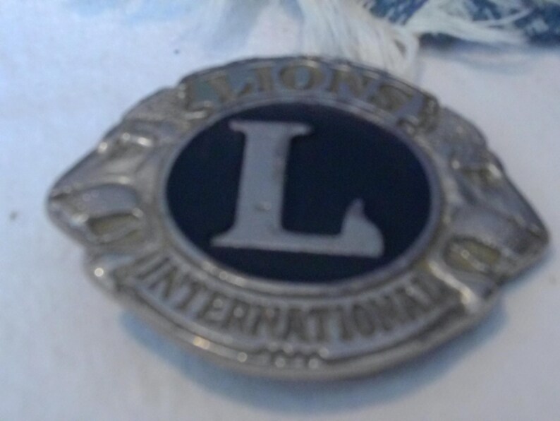 Hebilla de cinturón plateada con el logotipo de la Organización Fraternal Internacional del Club de Leones vintage imagen 11