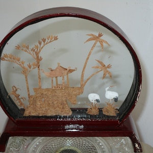 Diorama oriental en liège sculpté, scène d'arbres et d'oiseaux.
