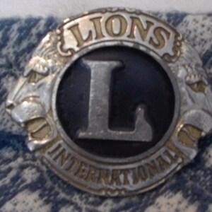 Hebilla de cinturón plateada con el logotipo de la Organización Fraternal Internacional del Club de Leones vintage imagen 8