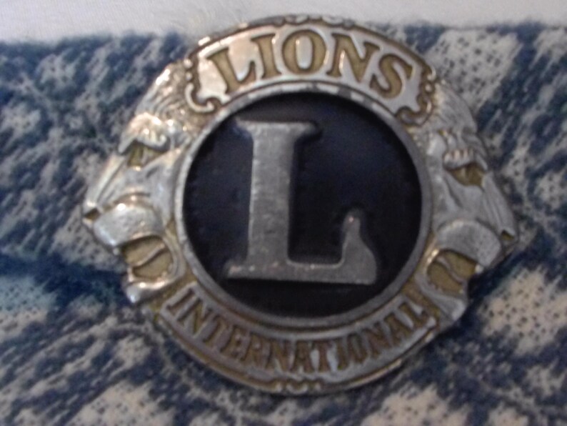 Hebilla de cinturón plateada con el logotipo de la Organización Fraternal Internacional del Club de Leones vintage imagen 8