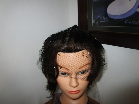 Vintage 1950's Women's Fascinator Hat with Feathe… - image 1