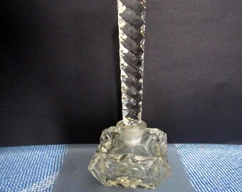 Frasco de perfume antiguo de cristal tallado con tapón alto en espiral, sin desconchones.