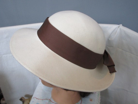 Vintage Cream Bow-Accent Hat Ladies Vintage Hat Cream with Cream Bow Color Stitched  main image 4