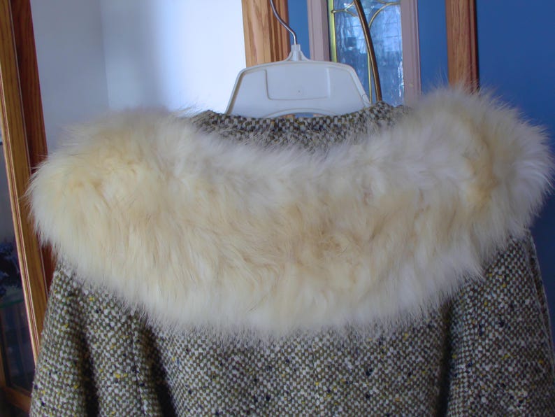 Abrigo de invierno para mujer con cuello de piel de visón, totalmente forrado y botones grandes. imagen 11