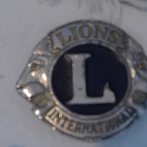 Hebilla de cinturón plateada con el logotipo de la Organización Fraternal Internacional del Club de Leones vintage imagen 10