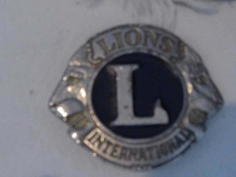 Hebilla de cinturón plateada con el logotipo de la Organización Fraternal Internacional del Club de Leones vintage imagen 10