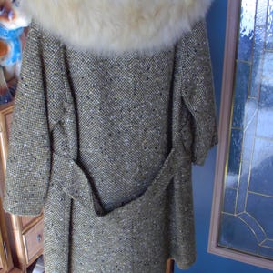 Abrigo de invierno para mujer con cuello de piel de visón, totalmente forrado y botones grandes. imagen 4