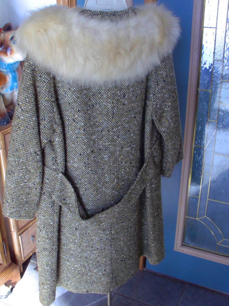 Abrigo de invierno para mujer con cuello de piel de visón, totalmente forrado y botones grandes. imagen 4