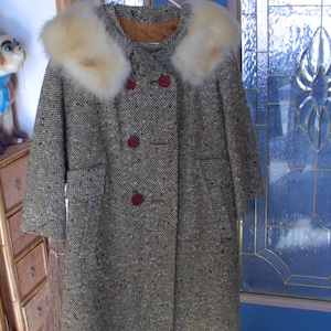 Abrigo de invierno para mujer con cuello de piel de visón, totalmente forrado y botones grandes. imagen 1