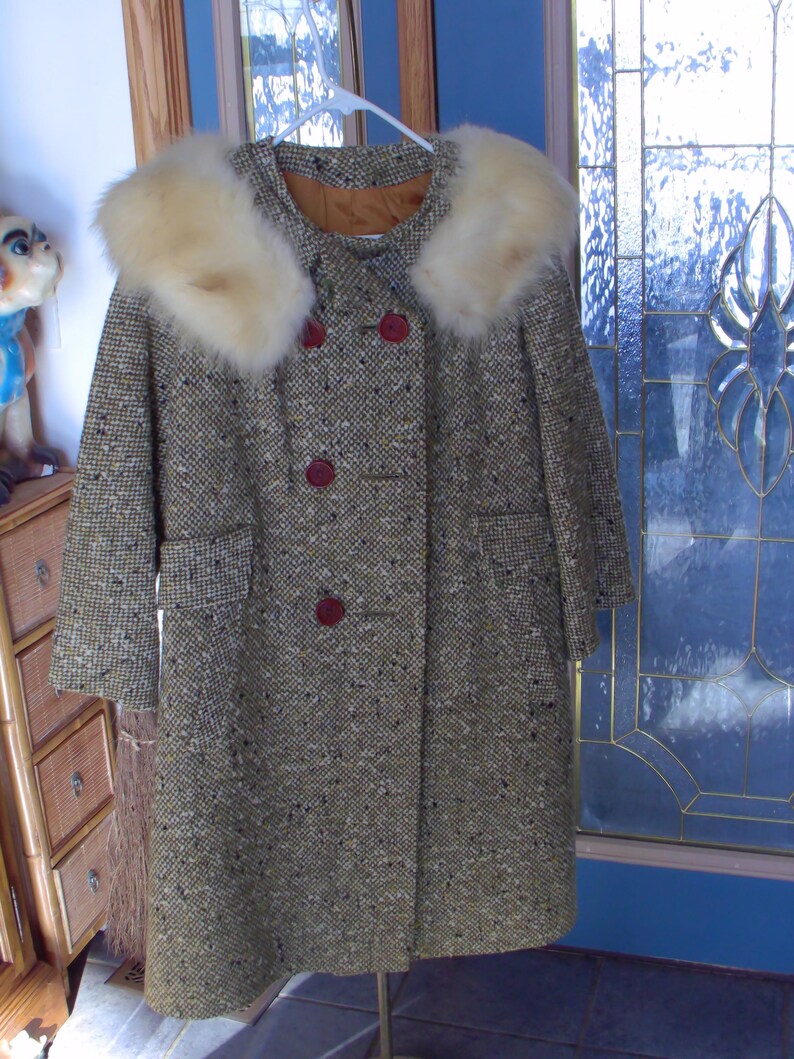 Abrigo de invierno para mujer con cuello de piel de visón, totalmente forrado y botones grandes. imagen 1