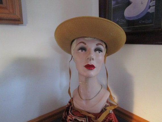 Women display picture 2