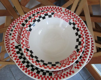 Plato y dos cuencos de Coca-Cola vintage de 1996 con diseño de tablero de ajedrez de Gibson