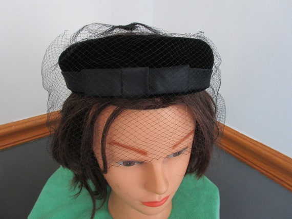 Vintage Jet Black Netted Pillbox Hat with Bow - image 1