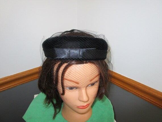 Vintage Jet Black Netted Pillbox Hat with Bow - image 7
