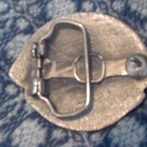 Hebilla de cinturón plateada con el logotipo de la Organización Fraternal Internacional del Club de Leones vintage imagen 9