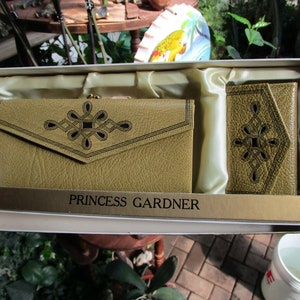 Vintage Princess Gardner Olive Green & Black Women's Wallet Set en caja original Nuevo stock viejo.