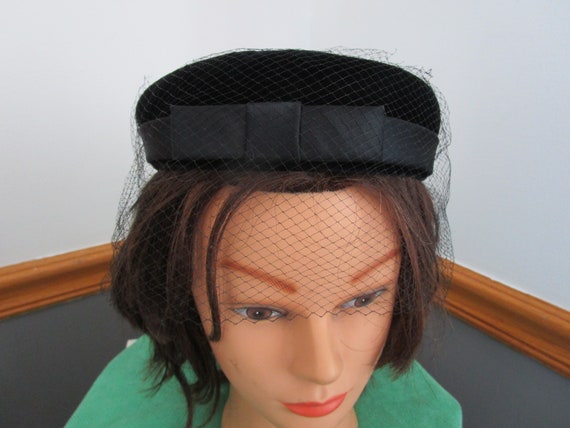 Vintage Jet Black Netted Pillbox Hat with Bow - image 4