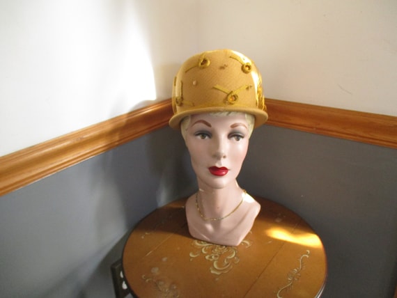 Women display picture 1