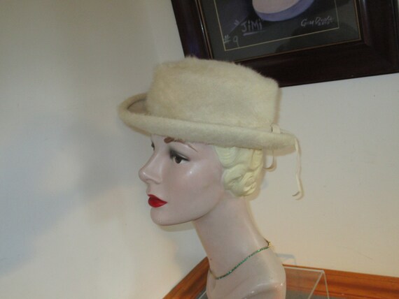 Women display picture 1