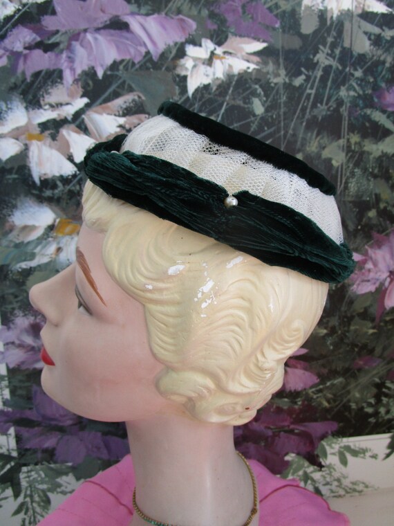 Women's Vintage Open Crown Green Velvet with off … - image 7