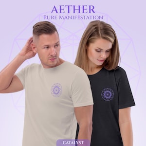 Peut inclure: Deux personnes portent des t-shirts avec un motif géométrique. L'un est crème, l'autre noir. Le texte "AETHER PURE MANIFESTATION" est en haut. Le mot "CATALYST" est en bas.