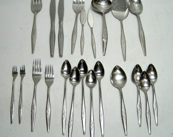 22 Pieces Oneida Community WOODMERE Stainless Flatware W/Serving