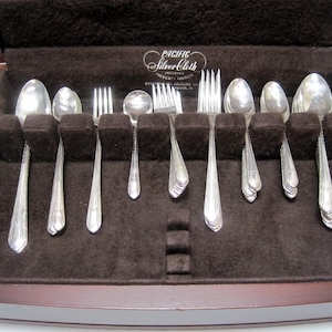 Vintage Wm Rogers IS REGENT 1939 Silverplate Flatware 8 Place Setting W/Case