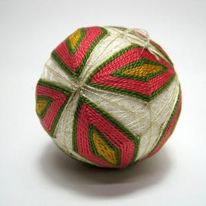 Vintage Japanese Temari Ball – Handcrafted Folk Art Embroidered Decoration