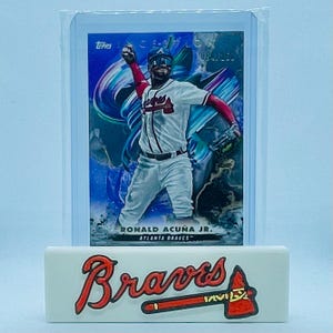 MLB Atlanta Braves Sportkarten-Ausstellungsstand passend für abgestufte und nicht abgestufte Karten Sportkarten Spielkarten Comics Magazine Kundenspezifischer 3D-Druck