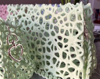Cartera ecológica sostenible con elegantes detalles plateados en varios tamaños