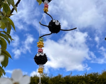 Campana de viento con forma de duende de hollín / Amuleto de jardín de inspiración japonesa con estrellas y campana