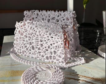 Ambiance vintage des années 70 : sac à main blanc rétro imprimé en 3D pour des événements élégants