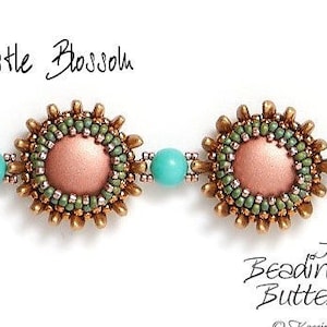 Puede incluir: Un primer plano de un brazalete de cuentas con un diseño de flor de cardo. El brazalete presenta cuentas turquesas y cuentas doradas con un centro rosa. El texto "Thistle Blossom" está escrito sobre el brazalete. El texto "The Beading Butterfly" está escrito debajo del brazalete.